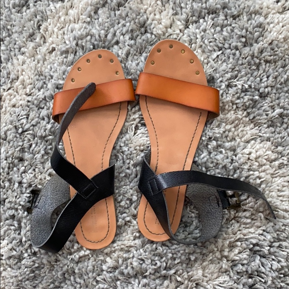Strap sandals
